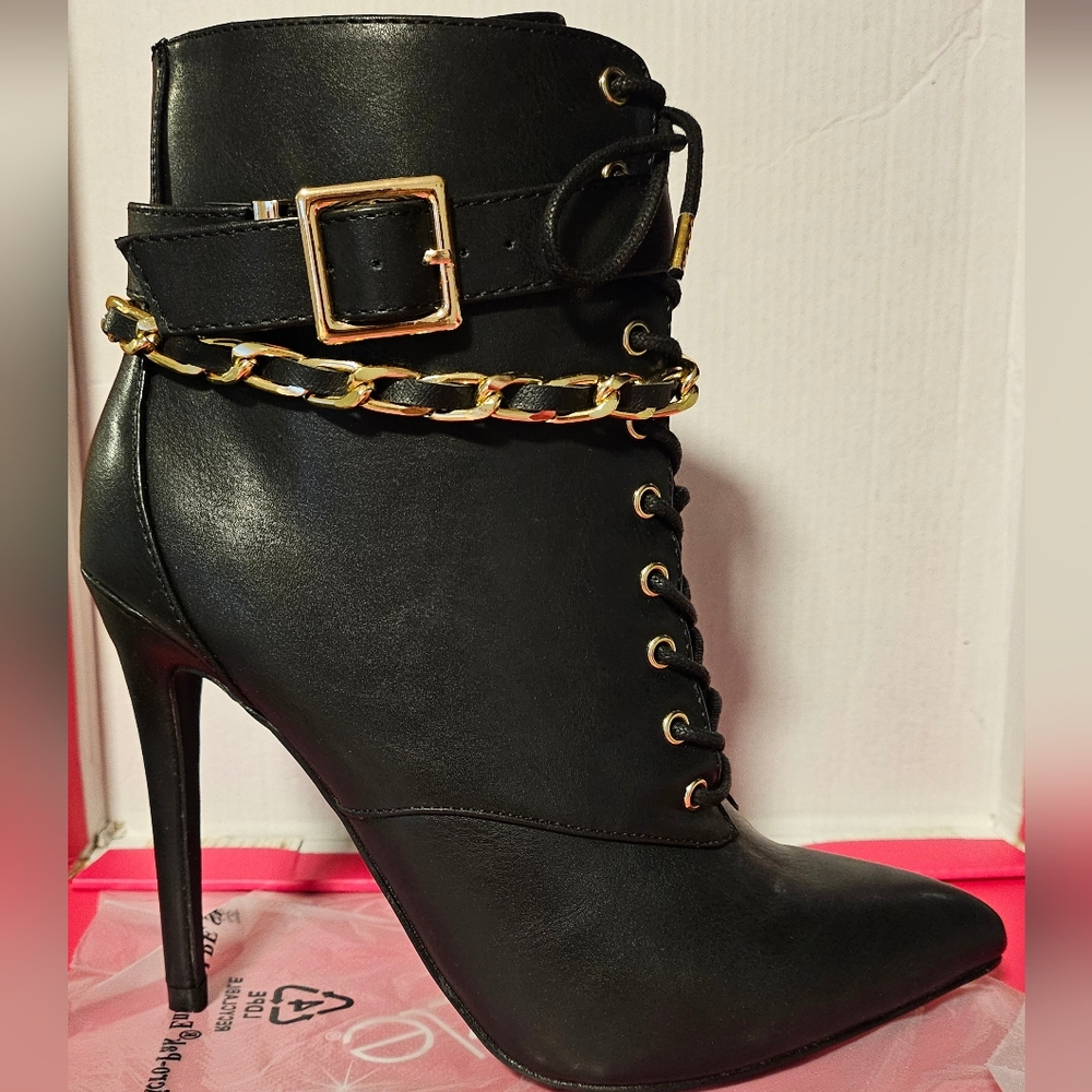 Nuvos botines de tacon alto sz 7.5 color negro.